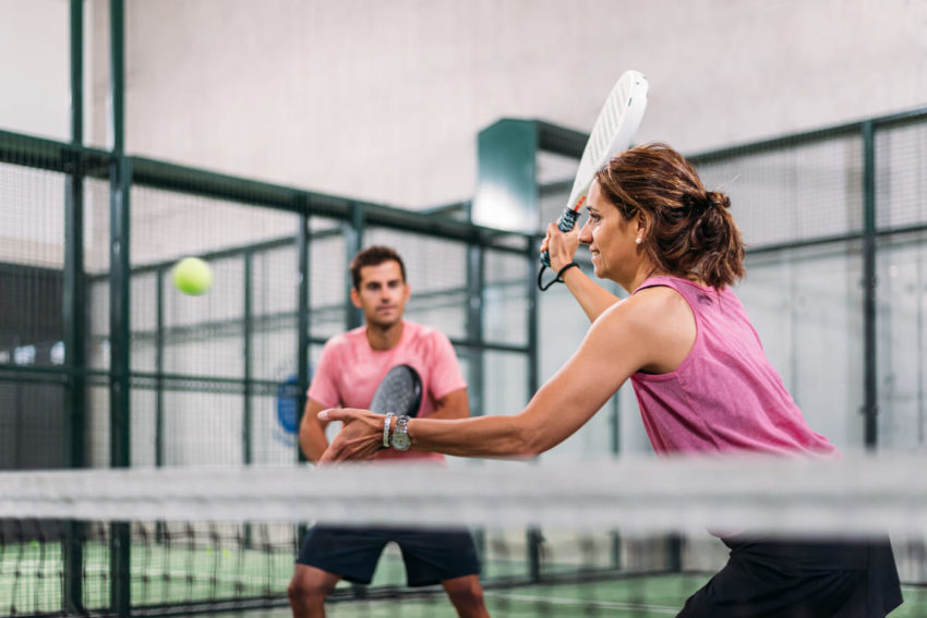 Joueuse de padel en action