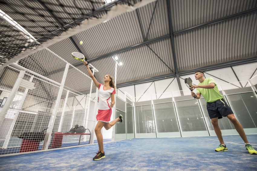 Double mixte lors d'une partie de padel