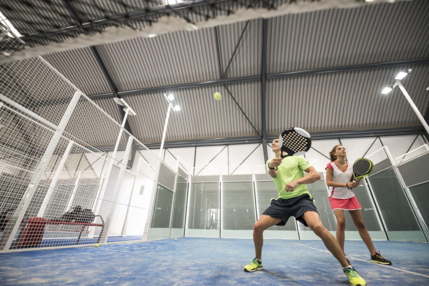 Homme et femme en train de jouer au padel