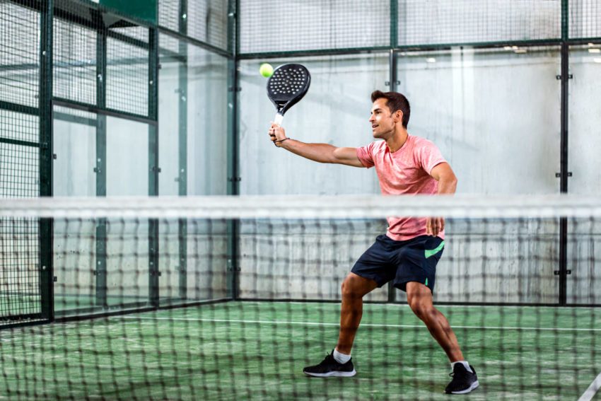 Joueur de padel en action