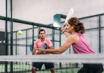 Joueuse de padel en action