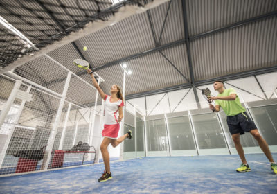 Double mixte lors d'une partie de padel