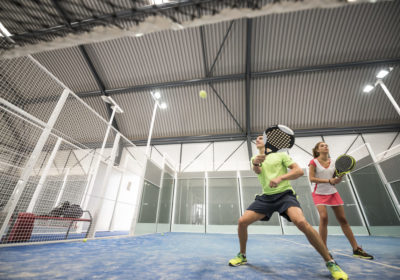 Homme et femme en train de jouer au padel